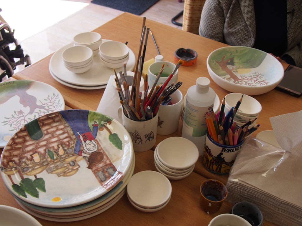  رئيسة بلدية بيت لحم تُكرم مؤسسة اللايف جيت لمشاركتهم في ماراثون فلسطين وتتجول في أقسام المؤسسة وتلتقي الأشخاص ذوي الإعاقة 