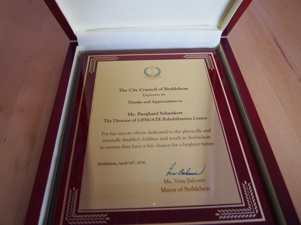  رئيسة بلدية بيت لحم تُكرم مؤسسة اللايف جيت لمشاركتهم في ماراثون فلسطين وتتجول في أقسام المؤسسة وتلتقي الأشخاص ذوي الإعاقة 