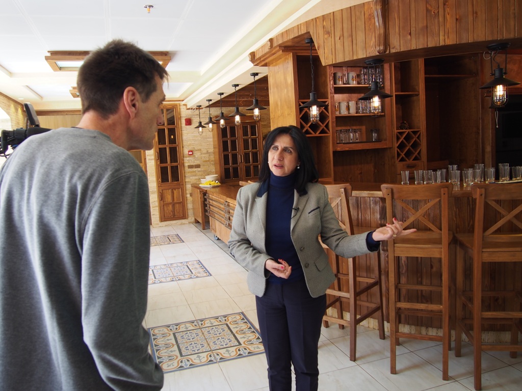  رئيسة بلدية بيت لحم تُكرم مؤسسة اللايف جيت لمشاركتهم في ماراثون فلسطين وتتجول في أقسام المؤسسة وتلتقي الأشخاص ذوي الإعاقة 