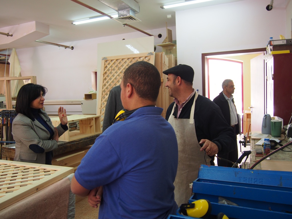  رئيسة بلدية بيت لحم تُكرم مؤسسة اللايف جيت لمشاركتهم في ماراثون فلسطين وتتجول في أقسام المؤسسة وتلتقي الأشخاص ذوي الإعاقة 