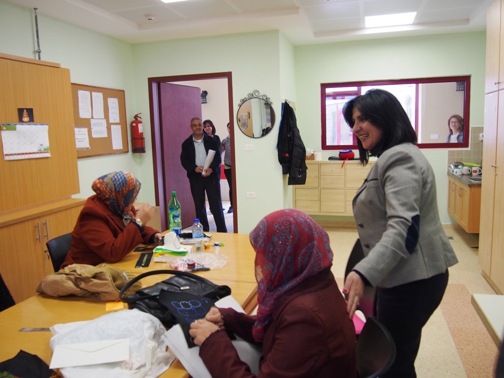  رئيسة بلدية بيت لحم تُكرم مؤسسة اللايف جيت لمشاركتهم في ماراثون فلسطين وتتجول في أقسام المؤسسة وتلتقي الأشخاص ذوي الإعاقة 