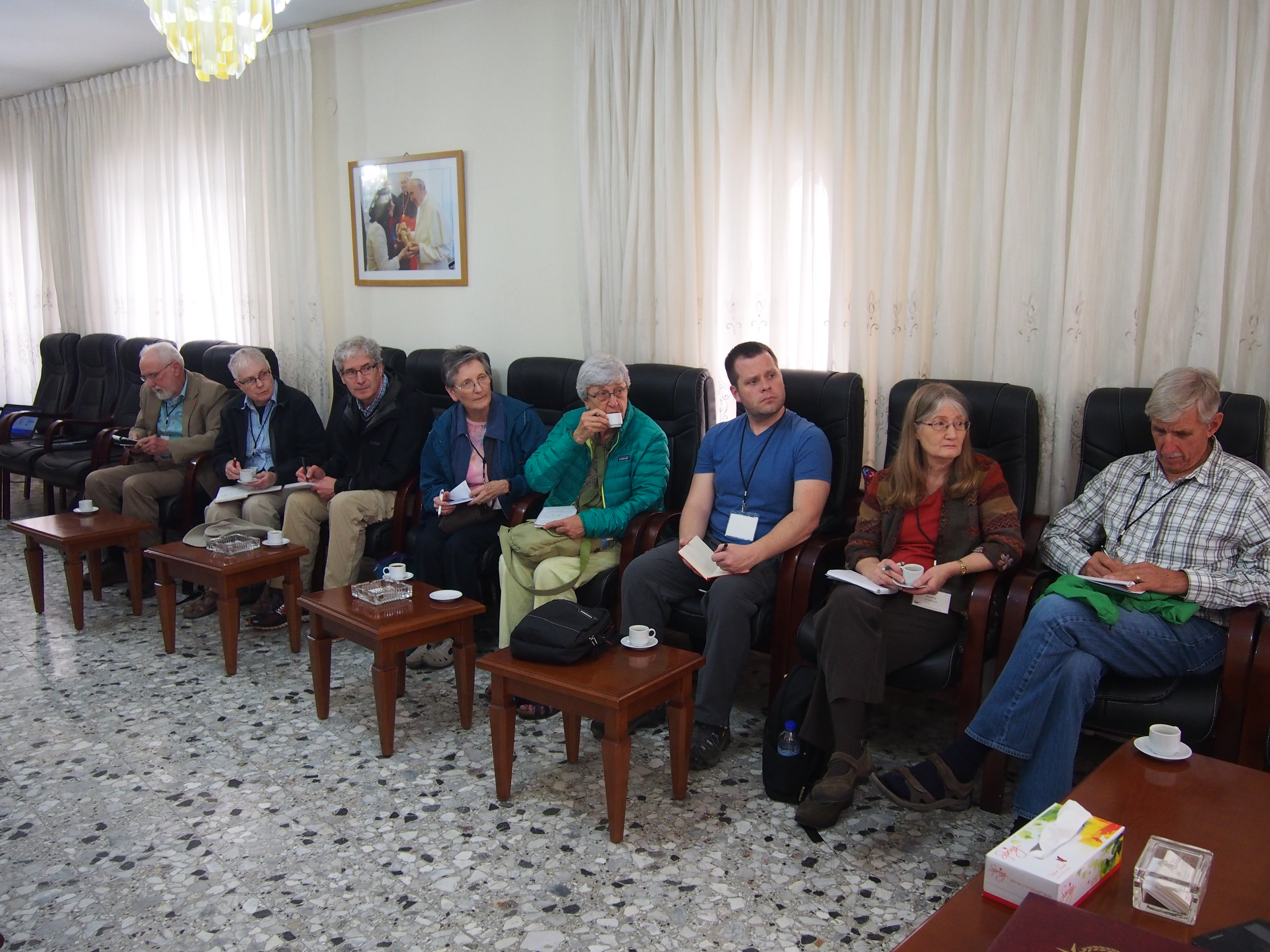 رئيسة بلدية بيت لحم تلتقي بوفد أمريكي من كبار رجال الدين المسيحيين وخبراء في الإعلام وتنقل لهم واقع الحصار في بيت لحم 