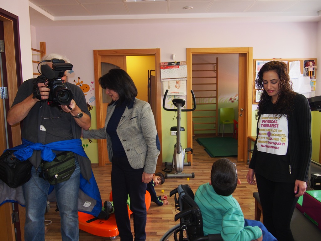  رئيسة بلدية بيت لحم تُكرم مؤسسة اللايف جيت لمشاركتهم في ماراثون فلسطين وتتجول في أقسام المؤسسة وتلتقي الأشخاص ذوي الإعاقة 