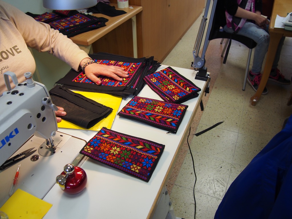  رئيسة بلدية بيت لحم تُكرم مؤسسة اللايف جيت لمشاركتهم في ماراثون فلسطين وتتجول في أقسام المؤسسة وتلتقي الأشخاص ذوي الإعاقة 