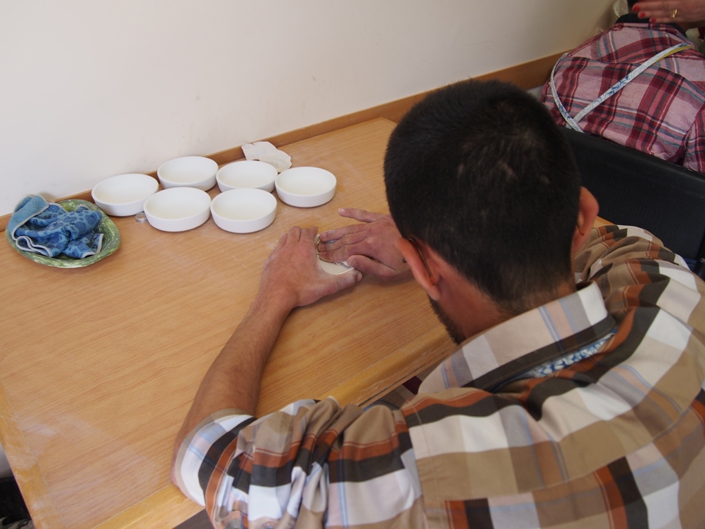  رئيسة بلدية بيت لحم تُكرم مؤسسة اللايف جيت لمشاركتهم في ماراثون فلسطين وتتجول في أقسام المؤسسة وتلتقي الأشخاص ذوي الإعاقة 