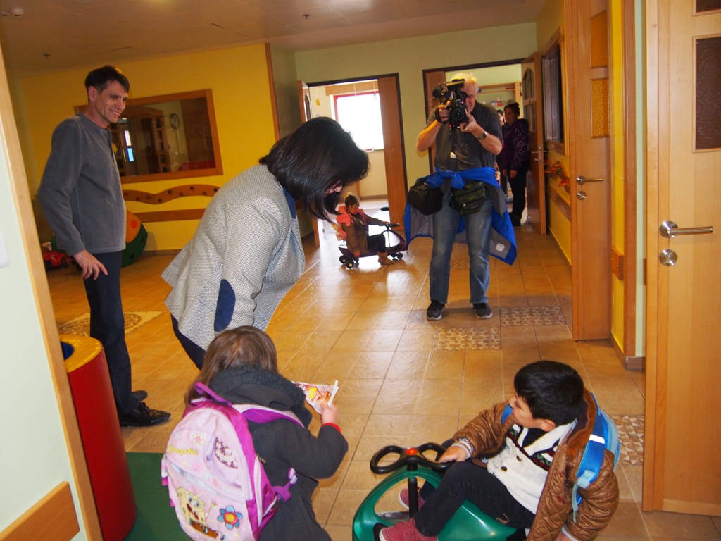  رئيسة بلدية بيت لحم تُكرم مؤسسة اللايف جيت لمشاركتهم في ماراثون فلسطين وتتجول في أقسام المؤسسة وتلتقي الأشخاص ذوي الإعاقة 