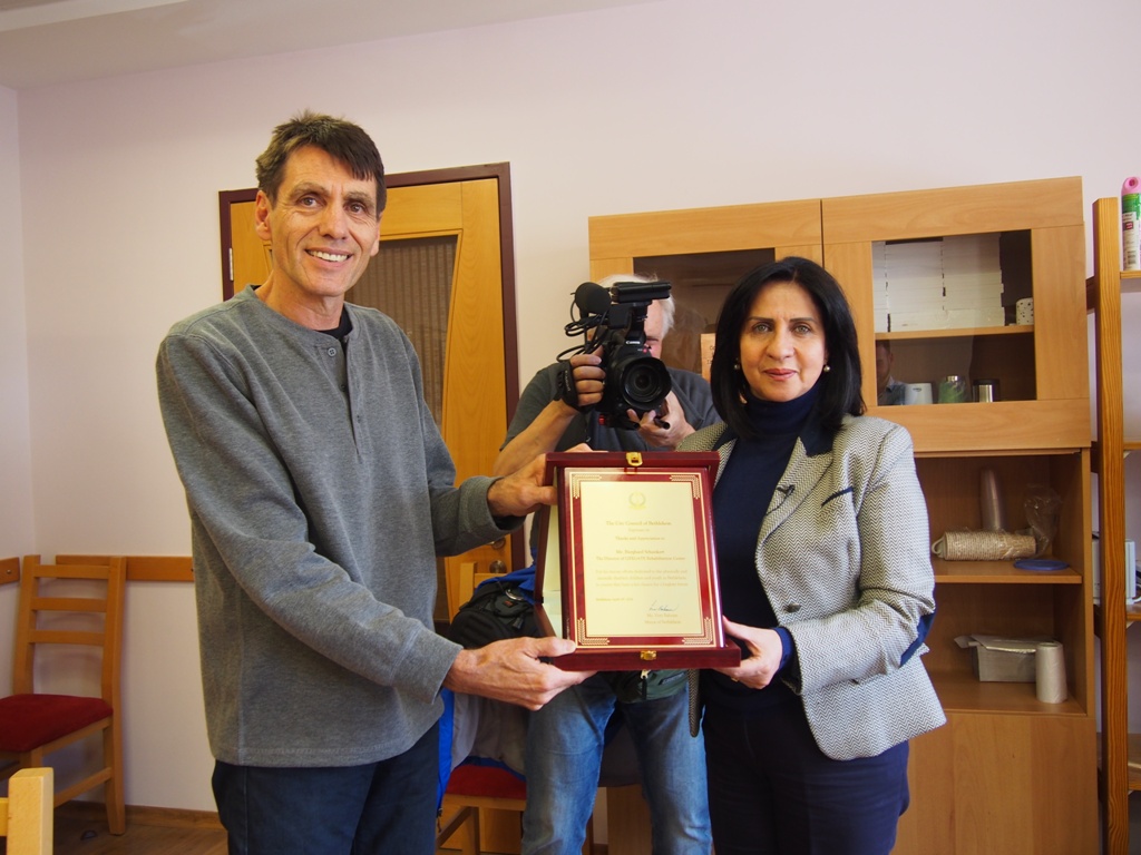  رئيسة بلدية بيت لحم تُكرم مؤسسة اللايف جيت لمشاركتهم في ماراثون فلسطين وتتجول في أقسام المؤسسة وتلتقي الأشخاص ذوي الإعاقة 