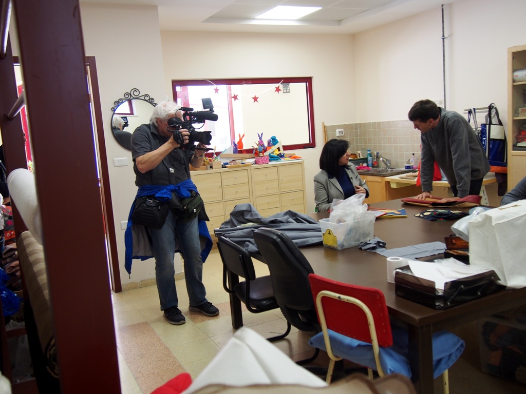  رئيسة بلدية بيت لحم تُكرم مؤسسة اللايف جيت لمشاركتهم في ماراثون فلسطين وتتجول في أقسام المؤسسة وتلتقي الأشخاص ذوي الإعاقة 