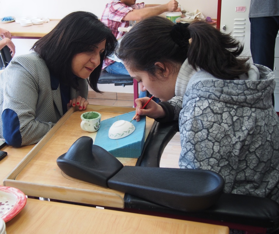  رئيسة بلدية بيت لحم تُكرم مؤسسة اللايف جيت لمشاركتهم في ماراثون فلسطين وتتجول في أقسام المؤسسة وتلتقي الأشخاص ذوي الإعاقة 