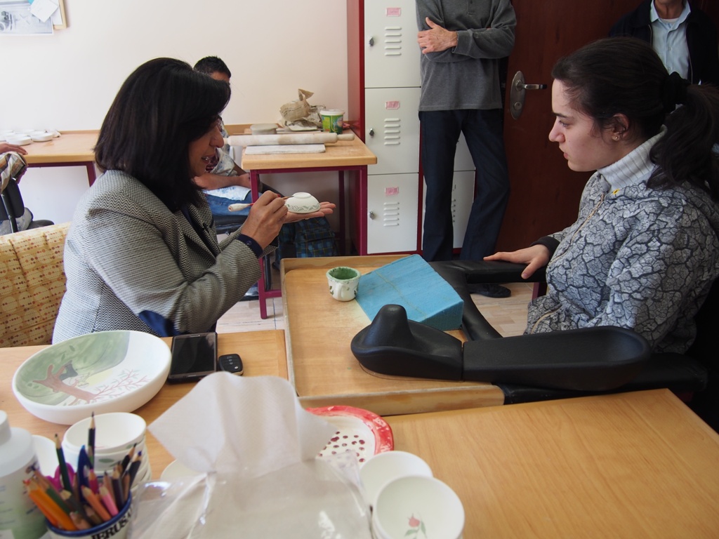  رئيسة بلدية بيت لحم تُكرم مؤسسة اللايف جيت لمشاركتهم في ماراثون فلسطين وتتجول في أقسام المؤسسة وتلتقي الأشخاص ذوي الإعاقة 