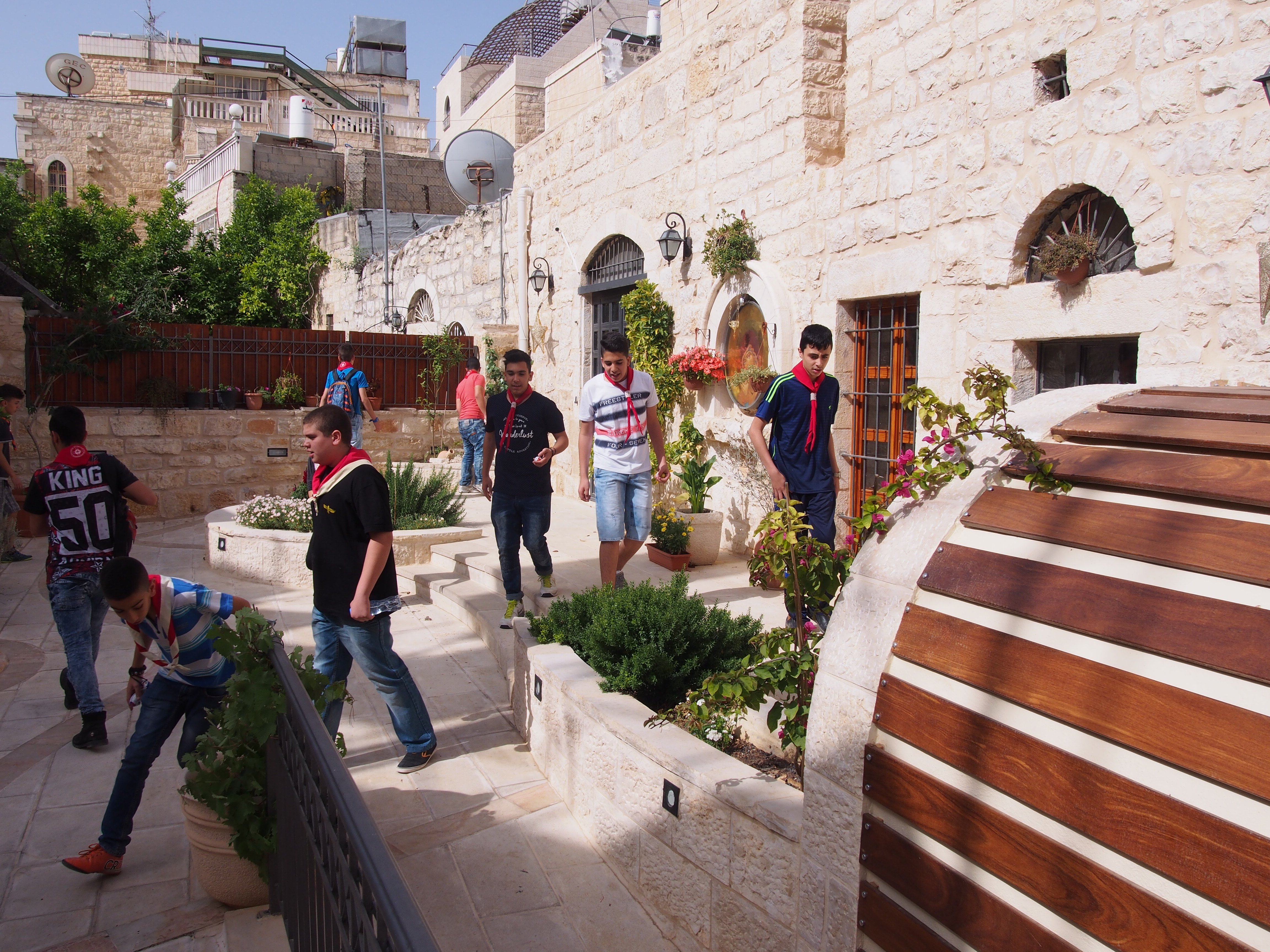 نشاط فصحي في شوارع بيت لحم القديمة للتعرف على تاريخ وأصالة المواقع التراثية والتاريخية 