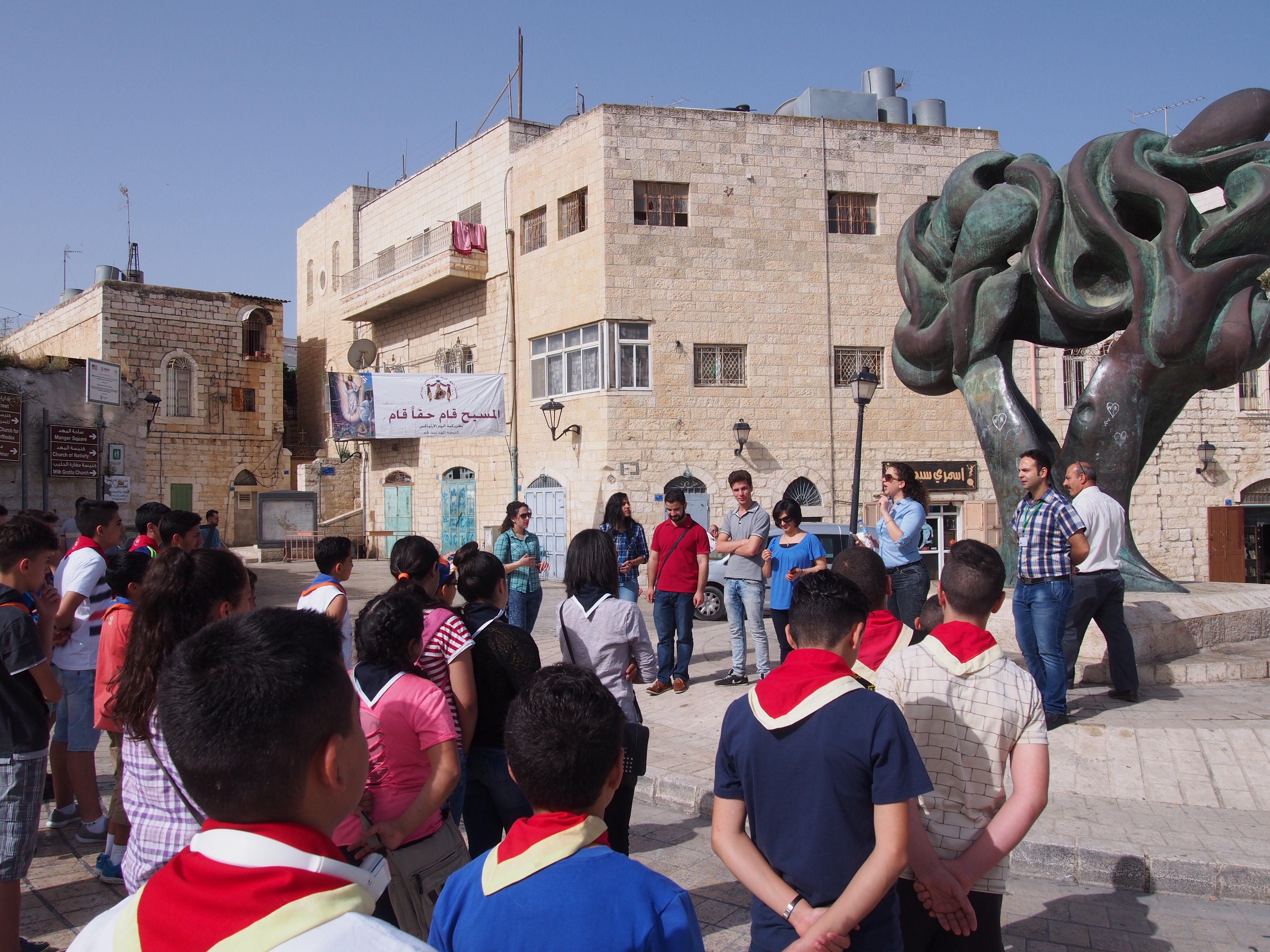 نشاط فصحي في شوارع بيت لحم القديمة للتعرف على تاريخ وأصالة المواقع التراثية والتاريخية 