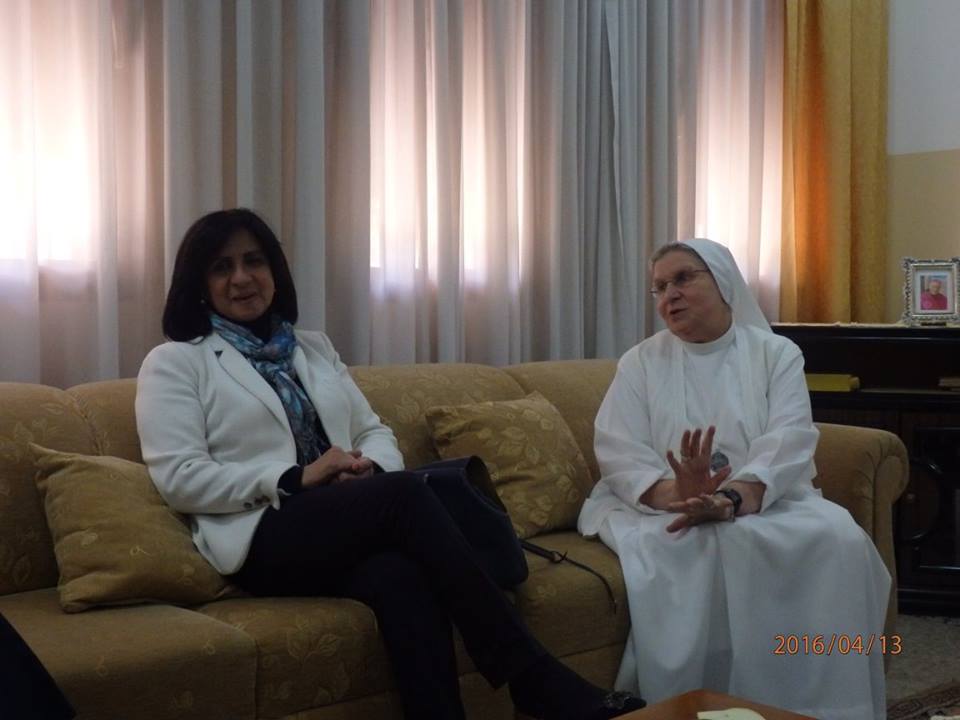 رئيسة بلدية بيت لحم في جولة تفقدية لمدرستي سيرا وإفتح بولس السادس