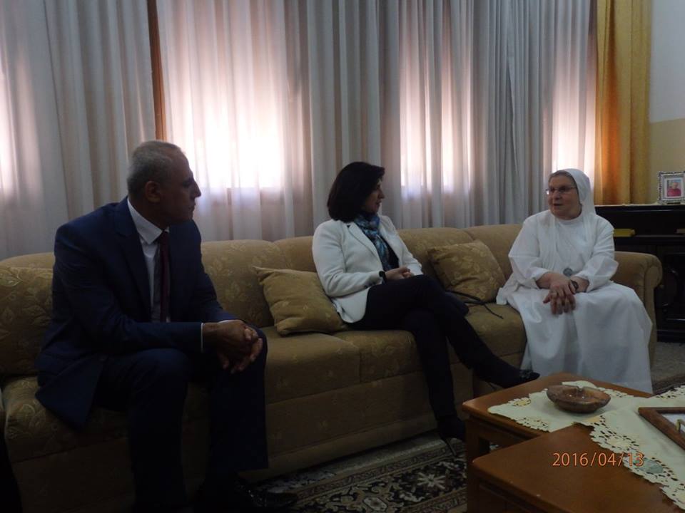 رئيسة بلدية بيت لحم في جولة تفقدية لمدرستي سيرا وإفتح بولس السادس