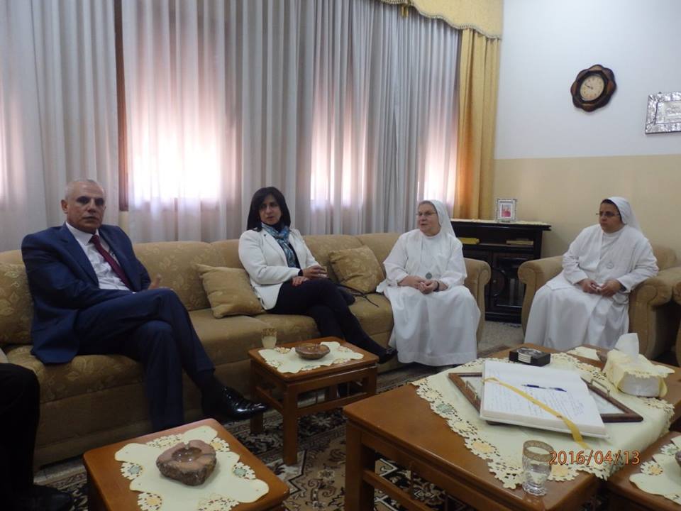 رئيسة بلدية بيت لحم في جولة تفقدية لمدرستي سيرا وإفتح بولس السادس