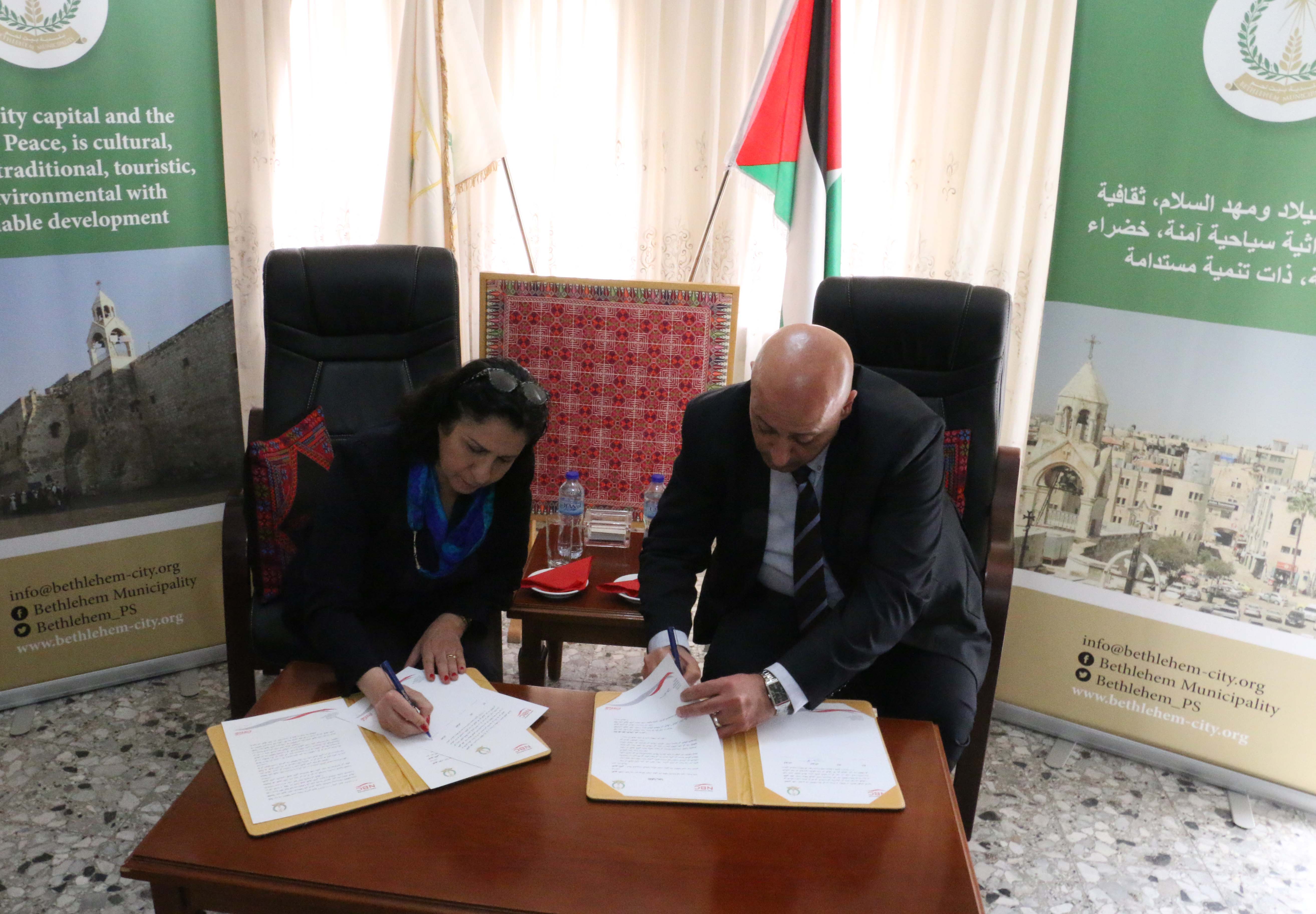 بلدية بيت لحم وشركة المشروبات الوطنية كوكاكولا/كابي توقعان إتفاقية رعاية لتزويد موقف ساحة جراشي بمظلات