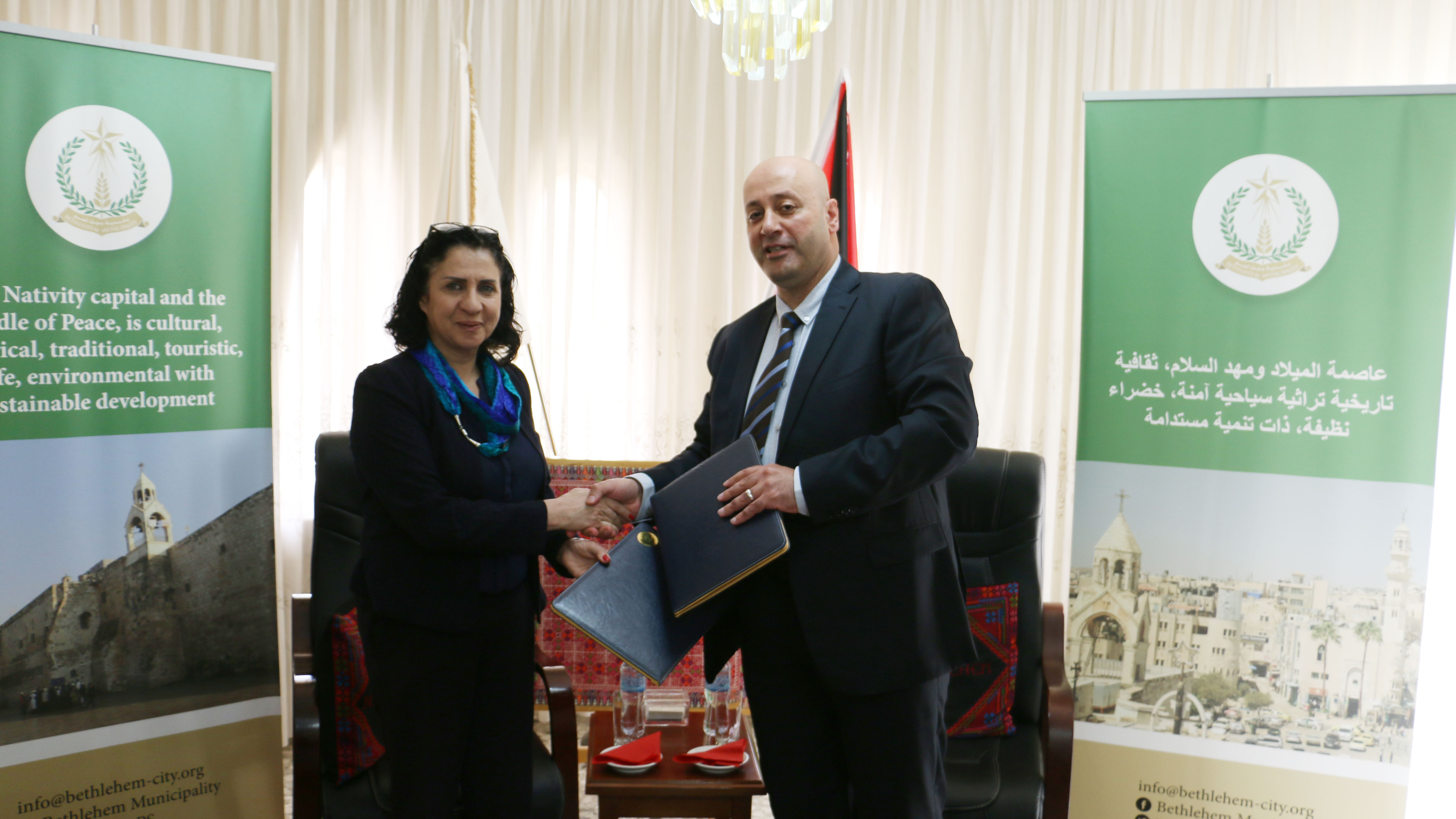 بلدية بيت لحم وشركة المشروبات الوطنية كوكاكولا/كابي توقعان إتفاقية رعاية لتزويد موقف ساحة جراشي بمظلات