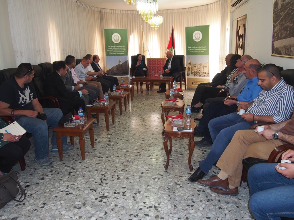 بلدية بيت لحم وشركة المشروبات الوطنية كوكاكولا/كابي توقعان إتفاقية رعاية لتزويد موقف ساحة جراشي بمظلات