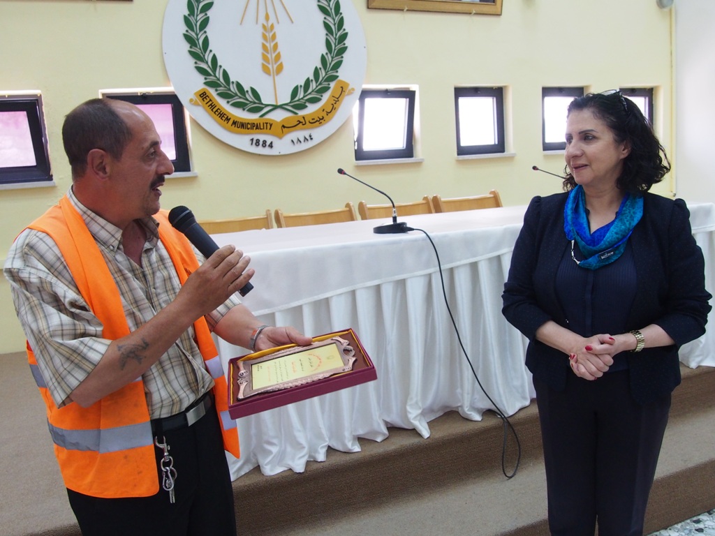 ضمن فعالية يوم العمال في بلدية بيت لحم بابون تثمن عالياً مجهود موظفي وعمال البلدية وتُكرم أحد عمالها لأمانته