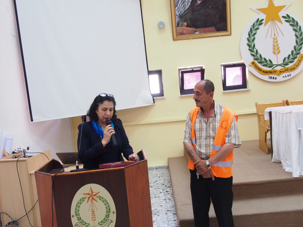 ضمن فعالية يوم العمال في بلدية بيت لحم بابون تثمن عالياً مجهود موظفي وعمال البلدية وتُكرم أحد عمالها لأمانته