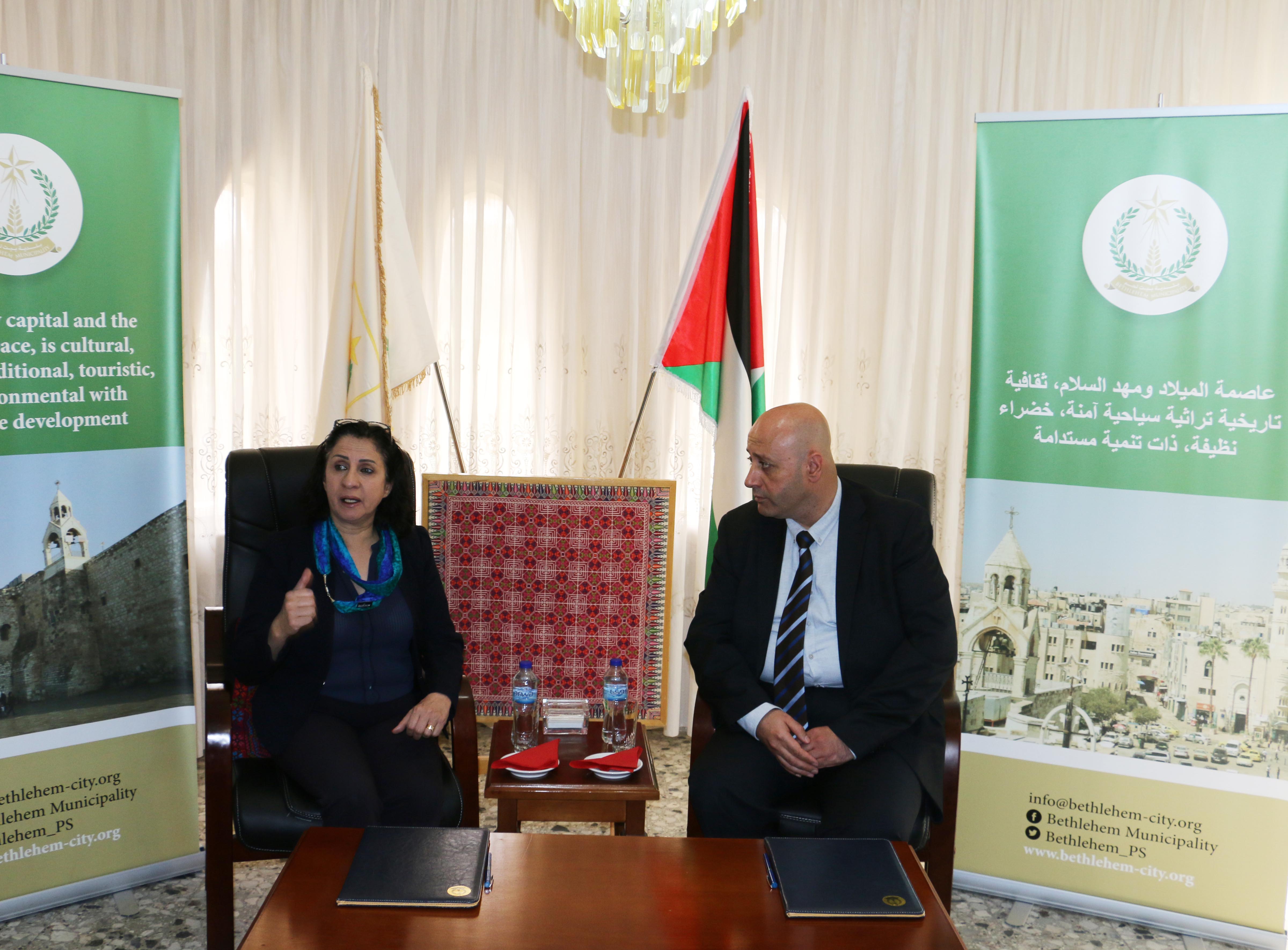 بلدية بيت لحم وشركة المشروبات الوطنية كوكاكولا/كابي توقعان إتفاقية رعاية لتزويد موقف ساحة جراشي بمظلات