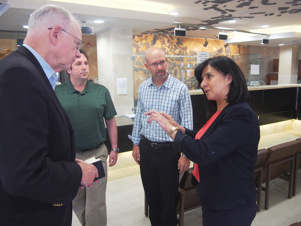 بابون تستقبل وفداً من الوكالة الأمريكية وتطلعهم على مركز خدمة الجمهور وواقع المدينة 