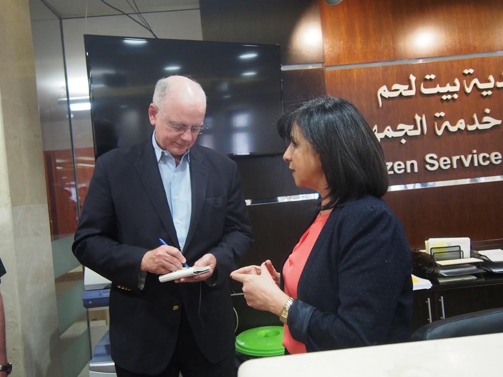 بابون تستقبل وفداً من الوكالة الأمريكية وتطلعهم على مركز خدمة الجمهور وواقع المدينة 