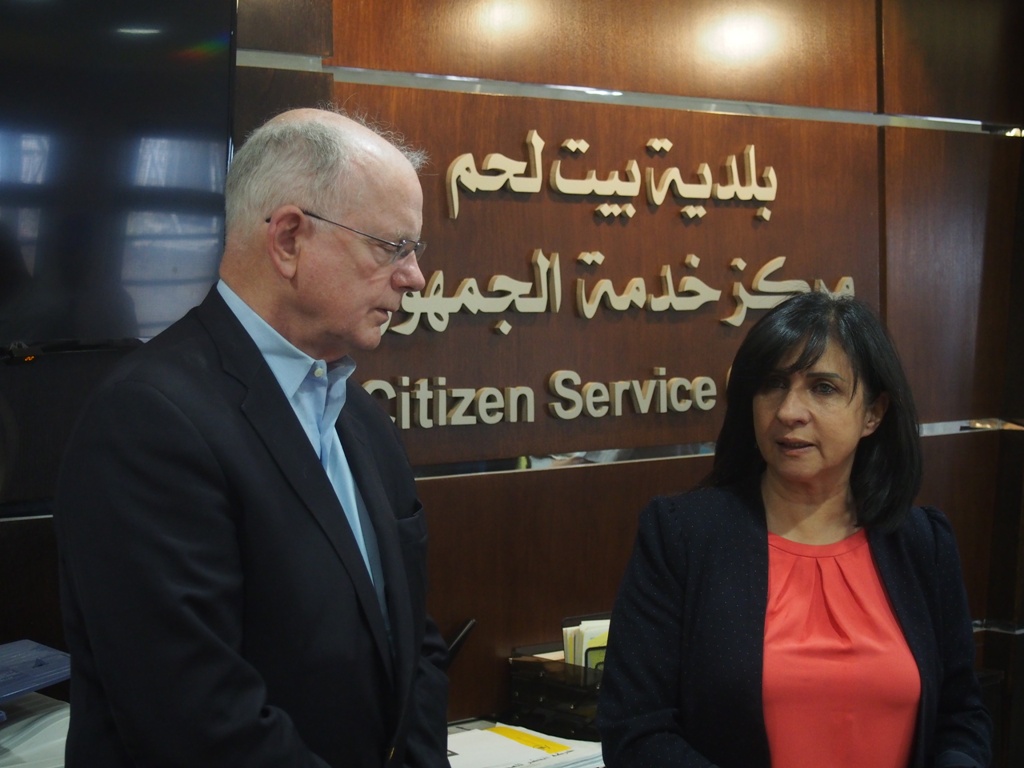 بابون تستقبل وفداً من الوكالة الأمريكية وتطلعهم على مركز خدمة الجمهور وواقع المدينة 