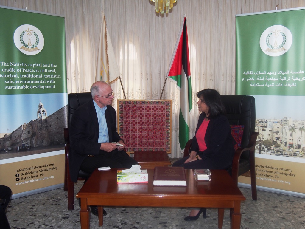 بابون تستقبل وفداً من الوكالة الأمريكية وتطلعهم على مركز خدمة الجمهور وواقع المدينة 