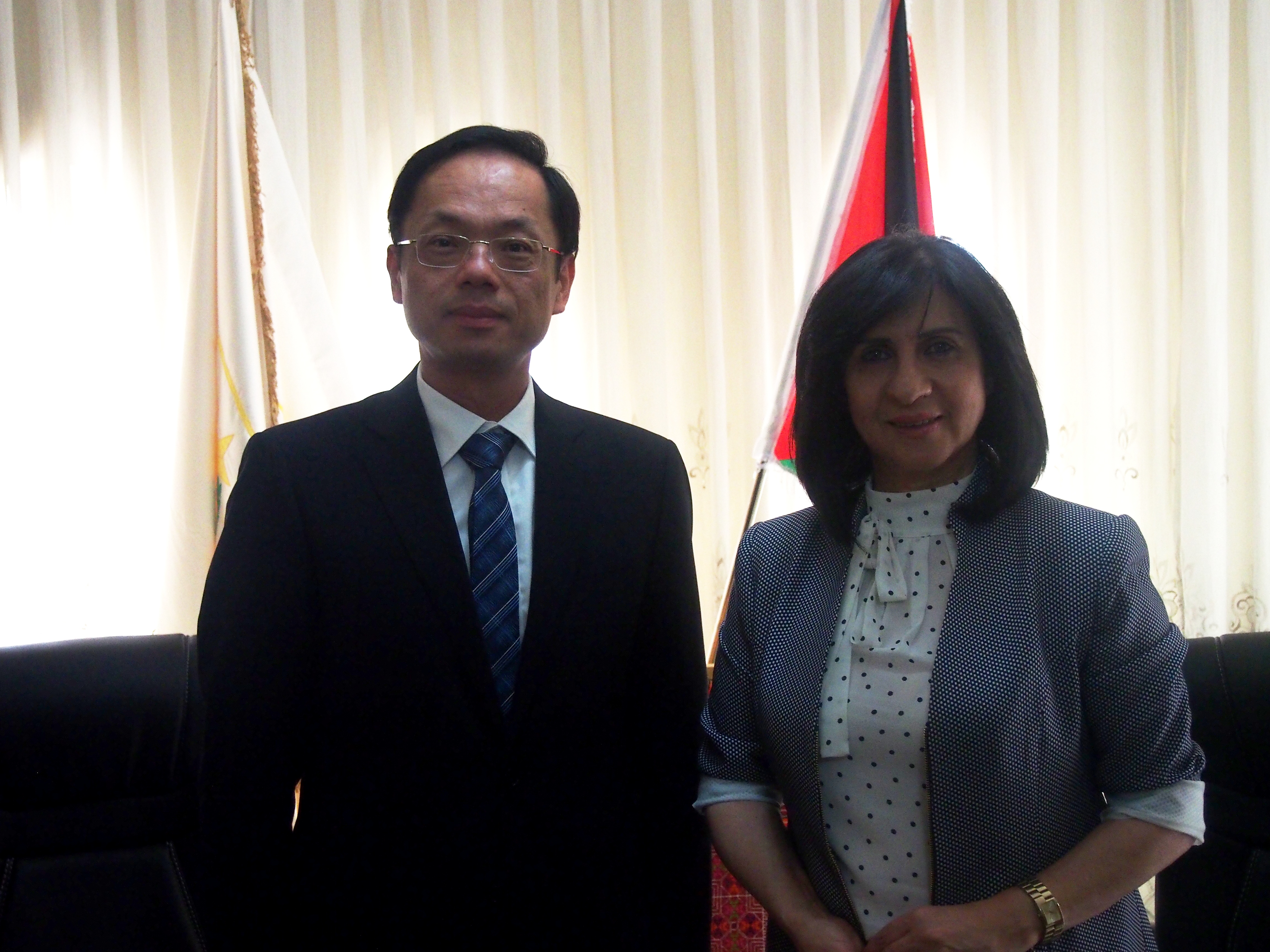 سفير الصين في فلسطين يلتقي بابون ويدعوها للمشاركة في معرض طريق الحرير في جمهورية الصين  الشعبية