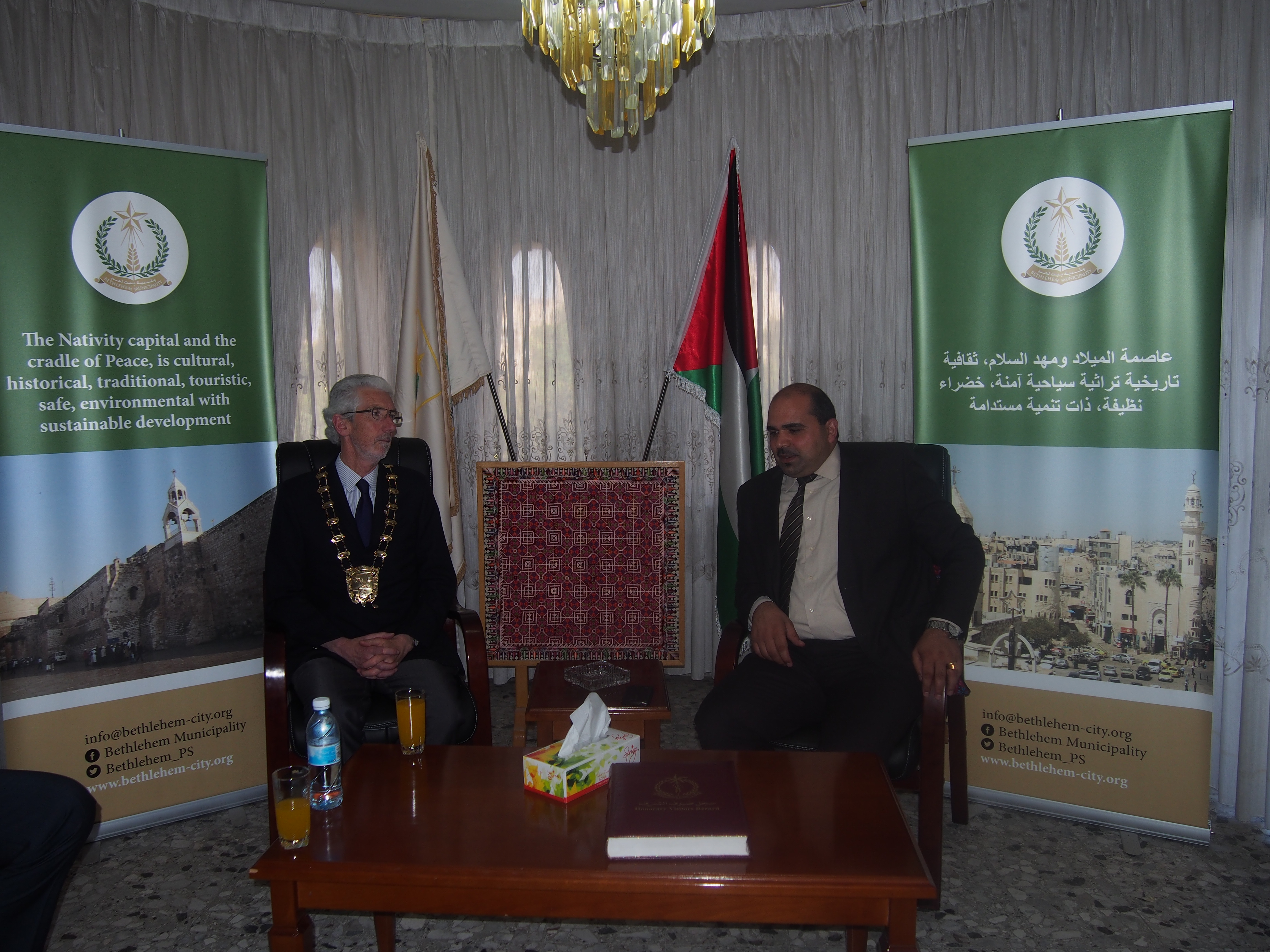 نائب رئيسة بلدية بيت لحم يستقبل وفداً من مقاطعة فنجال الإيرلندية يترأسه رئيس بلديتها