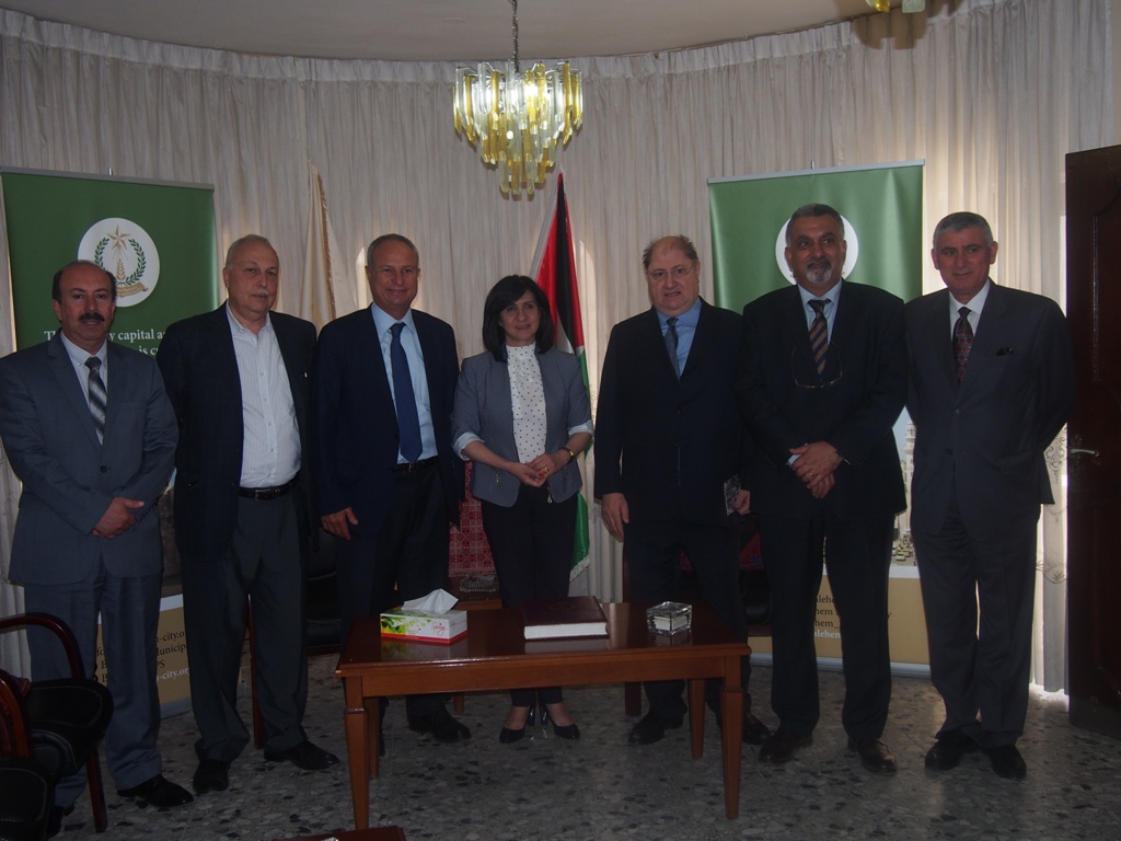 بابون تستقبل المعلم سامر خوري وتشكره على مشروع ترميم ساحة المهد وجهودهم الدائمة لصالح بيت لحم 