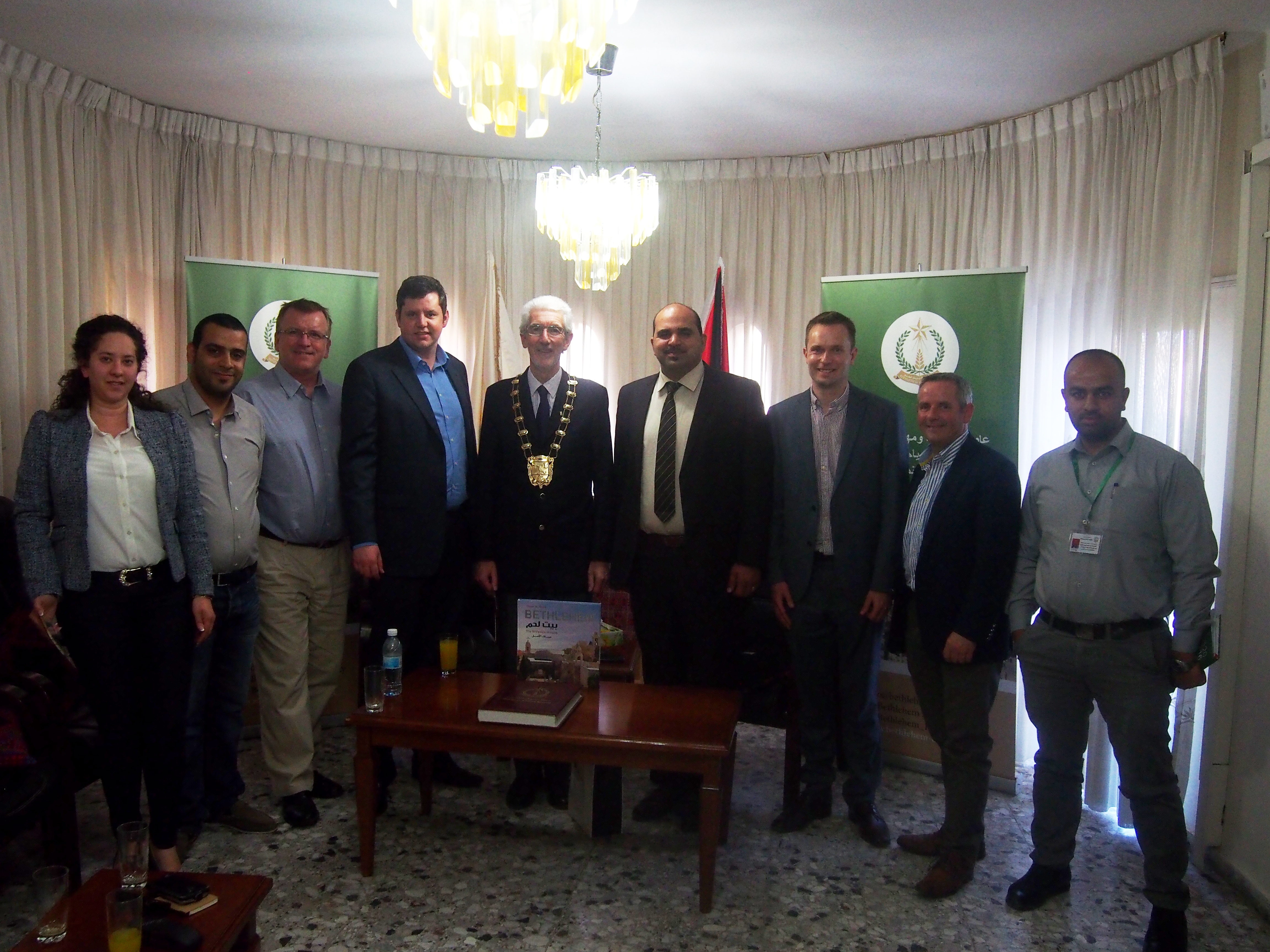 نائب رئيسة بلدية بيت لحم يستقبل وفداً من مقاطعة فنجال الإيرلندية يترأسه رئيس بلديتها