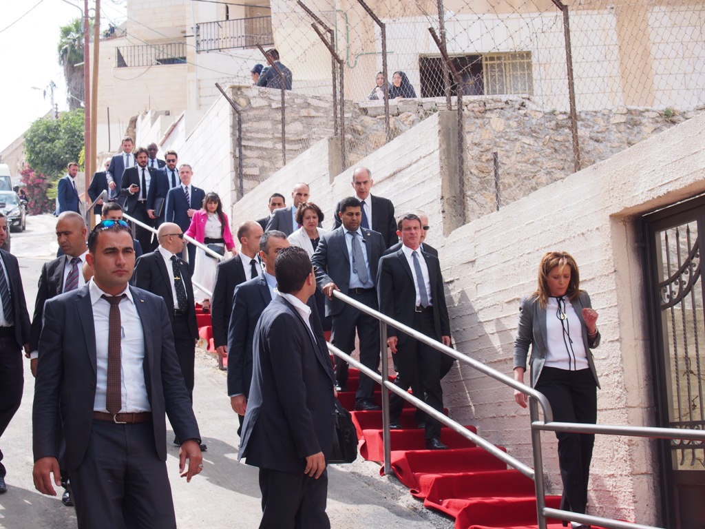 رئيسة بلدية بيت لحم تشارك في إستقبال رئيس الوزراء الفرنسي وترافقه في جولته 