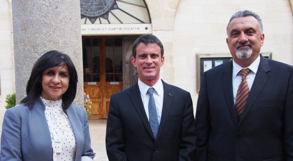 رئيسة بلدية بيت لحم تشارك في إستقبال رئيس الوزراء الفرنسي وترافقه في جولته 