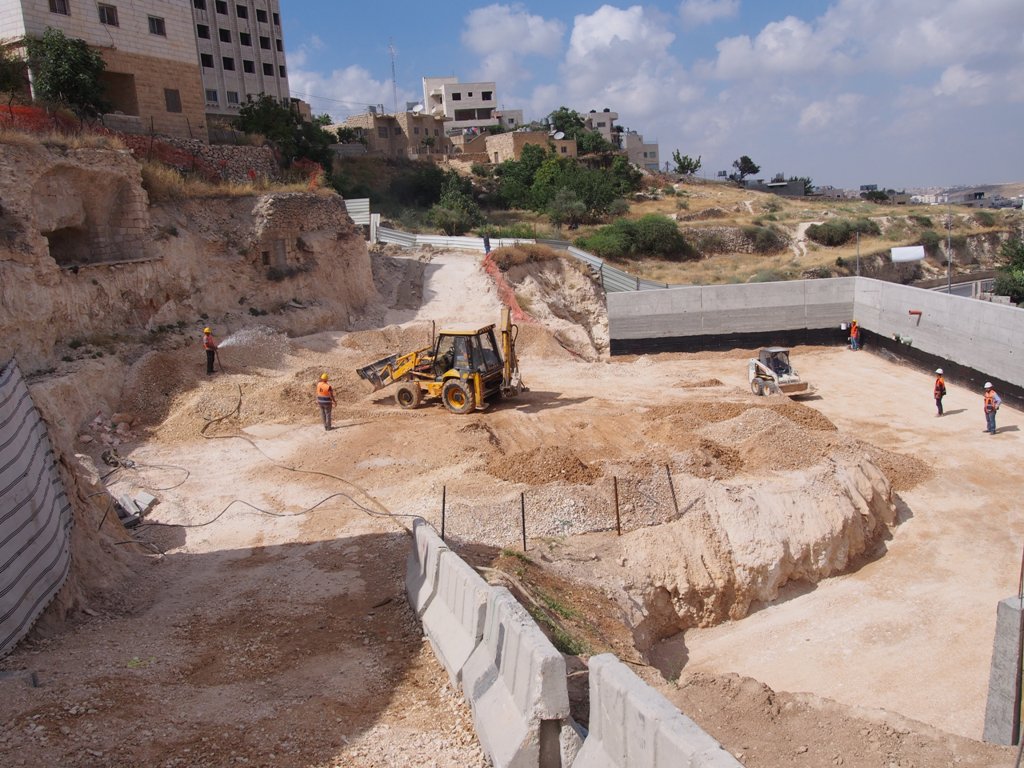 رئيسة بلدية بيت لحم تشارك في إستقبال رئيس الوزراء الفرنسي وترافقه في جولته 