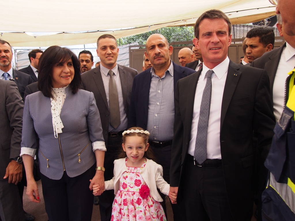 رئيسة بلدية بيت لحم تشارك في إستقبال رئيس الوزراء الفرنسي وترافقه في جولته 