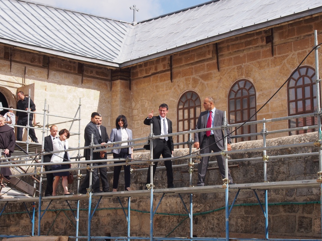 رئيسة بلدية بيت لحم تشارك في إستقبال رئيس الوزراء الفرنسي وترافقه في جولته 