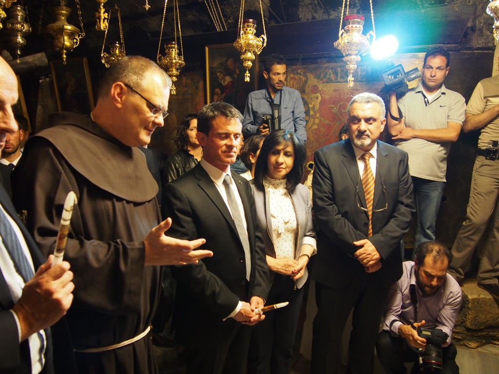 رئيسة بلدية بيت لحم تشارك في إستقبال رئيس الوزراء الفرنسي وترافقه في جولته 