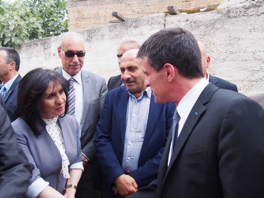 رئيسة بلدية بيت لحم تشارك في إستقبال رئيس الوزراء الفرنسي وترافقه في جولته 