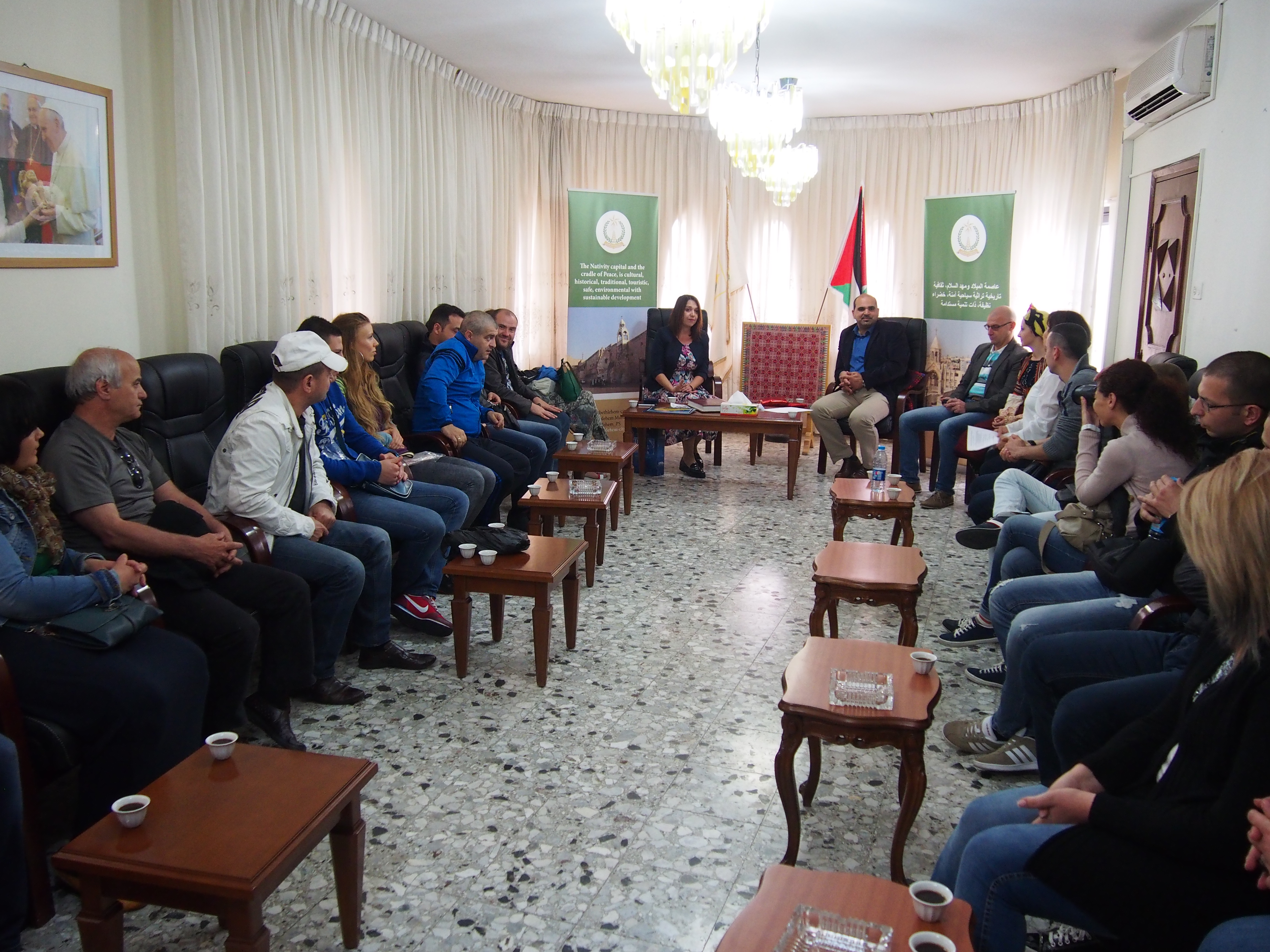 رئيسة بلدية بيت لحم تستلم زي تراثي بلغاري تأكيداً على التبادل الثقافي الفلسطيني والبلغاري