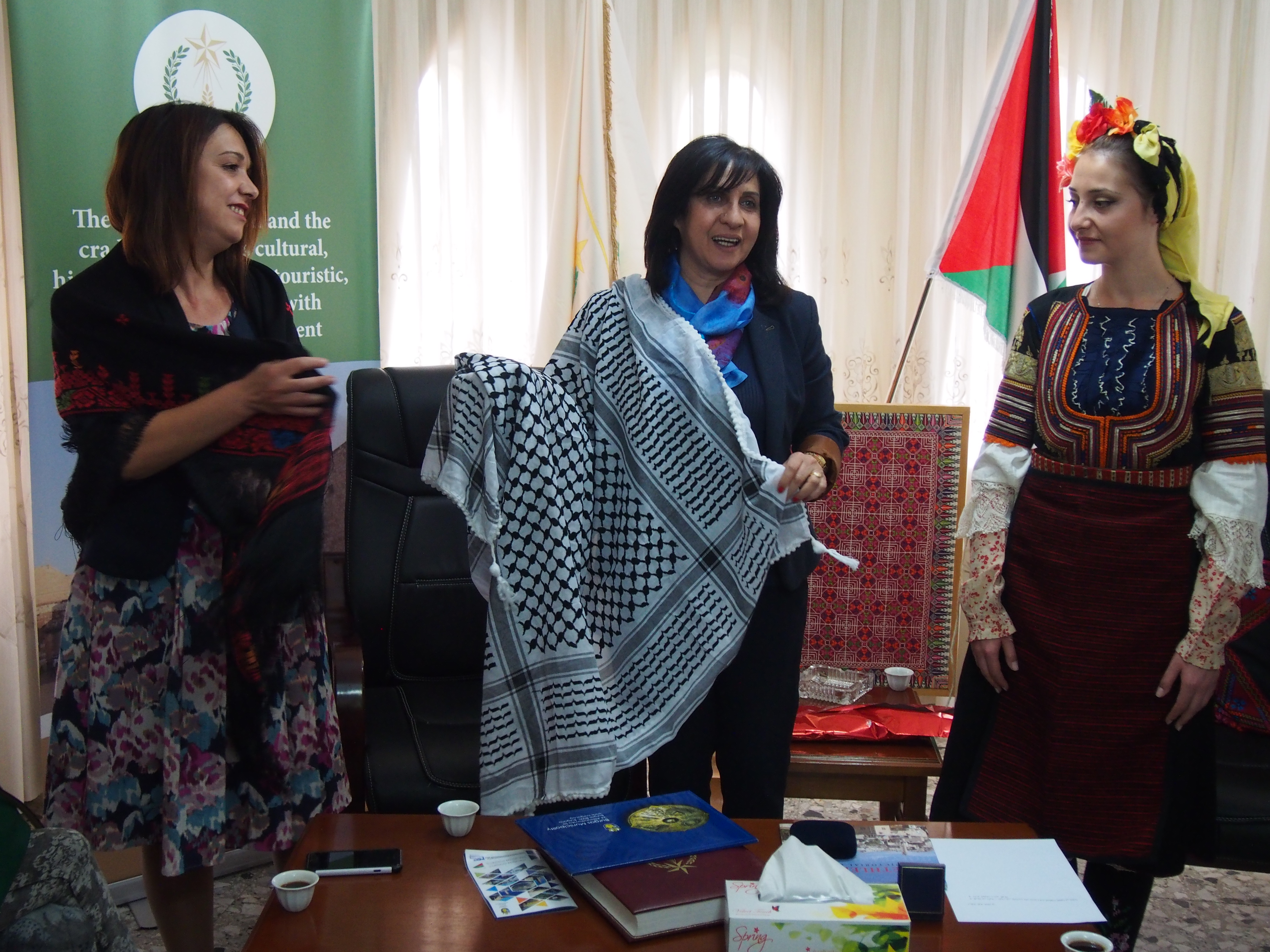 رئيسة بلدية بيت لحم تستلم زي تراثي بلغاري تأكيداً على التبادل الثقافي الفلسطيني والبلغاري