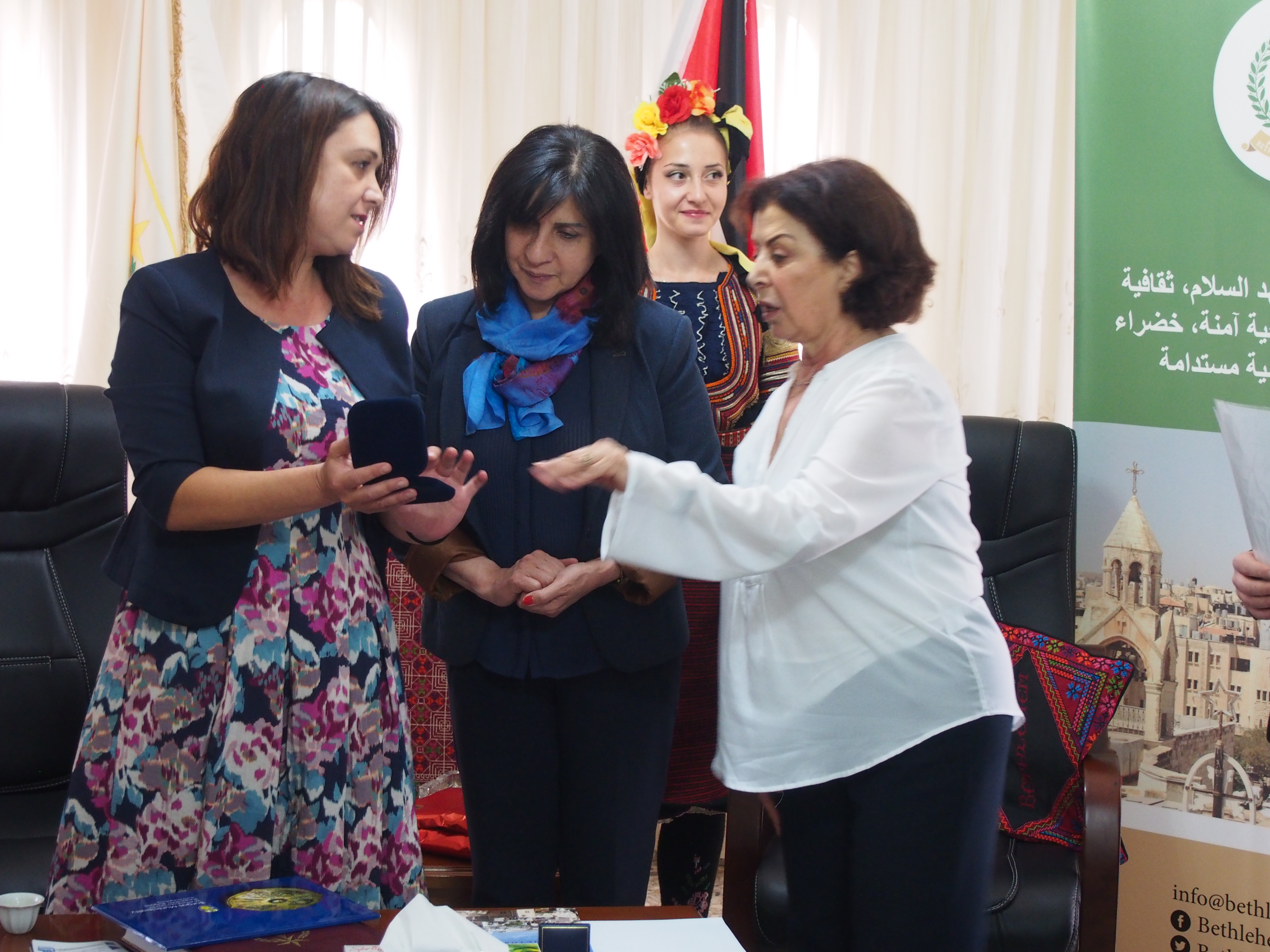 رئيسة بلدية بيت لحم تستلم زي تراثي بلغاري تأكيداً على التبادل الثقافي الفلسطيني والبلغاري