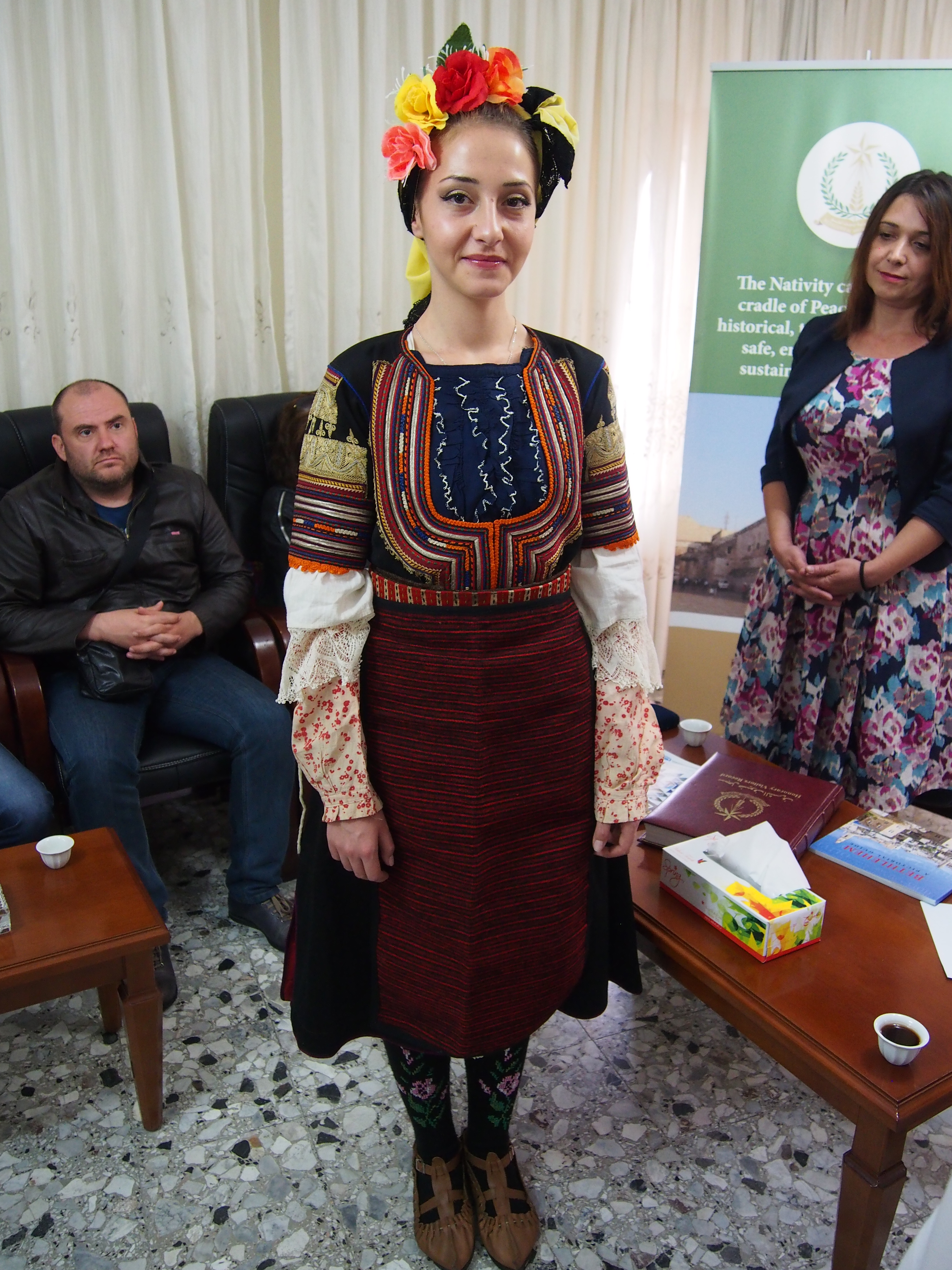 رئيسة بلدية بيت لحم تستلم زي تراثي بلغاري تأكيداً على التبادل الثقافي الفلسطيني والبلغاري