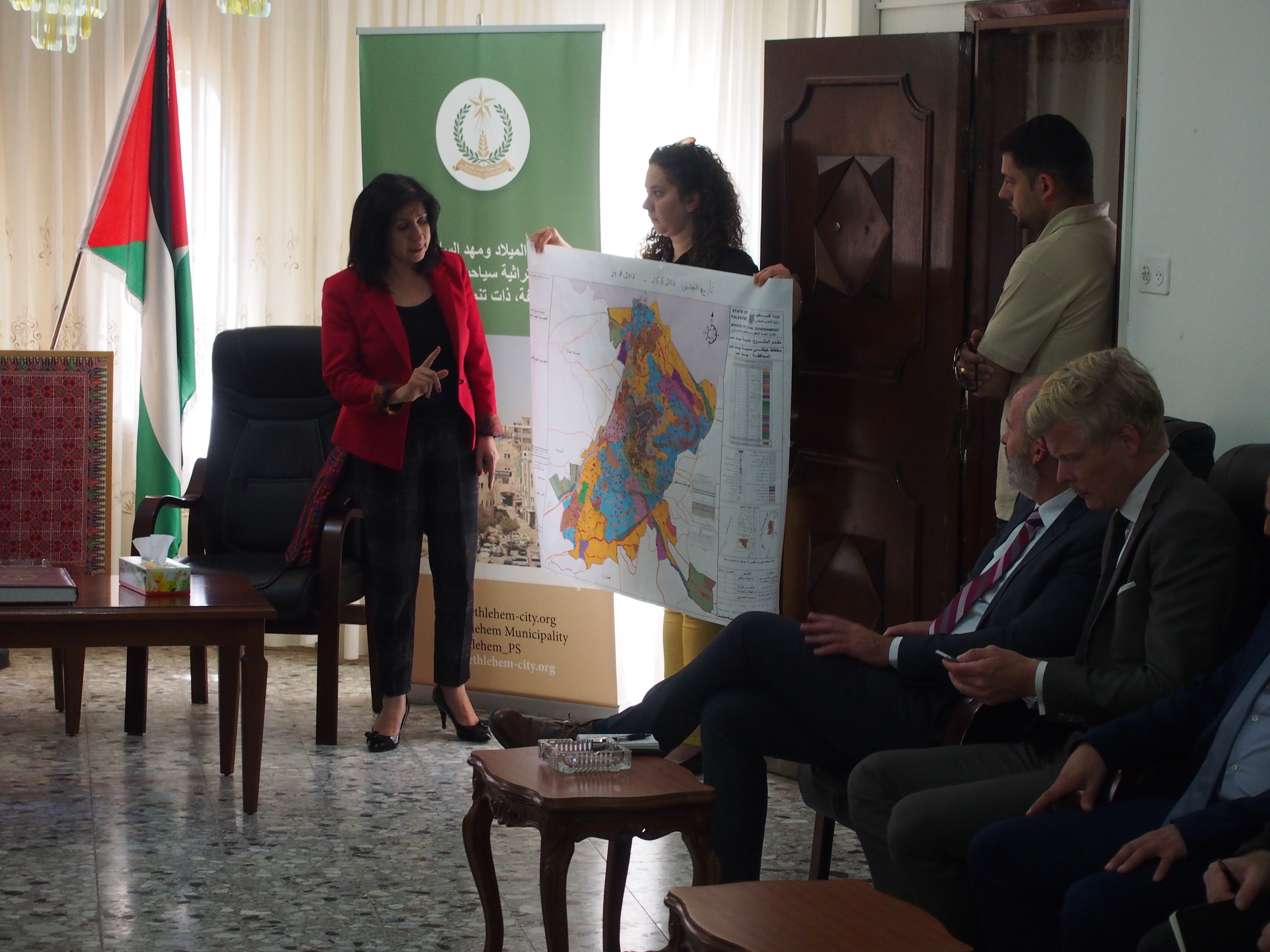رئيسة بلدية بيت لحم تطلع وفداً من الإتحاد الأوروربي على واقع واحتياجات مدينة بيت لحم