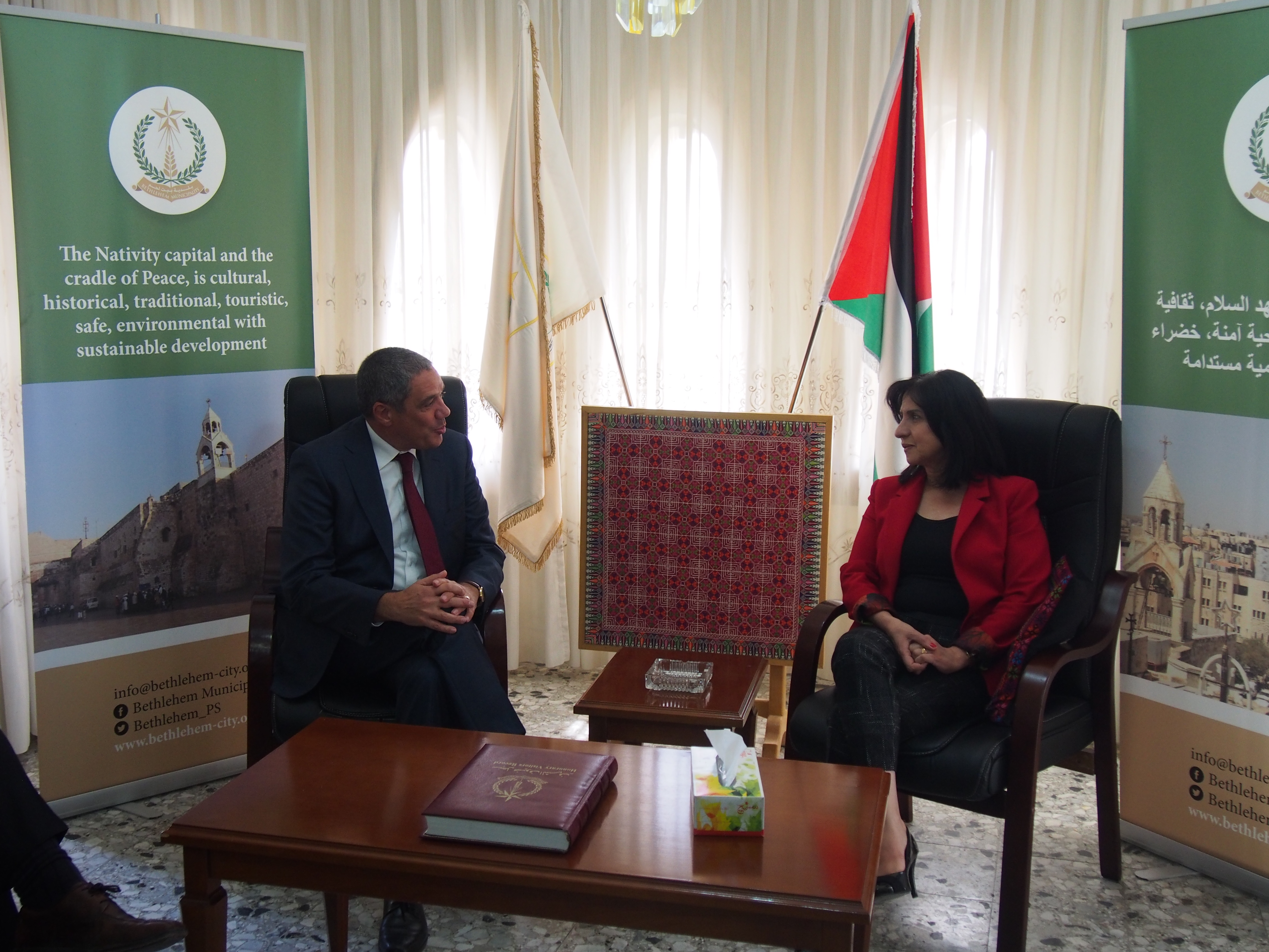 رئيسة بلدية بيت لحم تطلع وفداً من الإتحاد الأوروربي على واقع واحتياجات مدينة بيت لحم