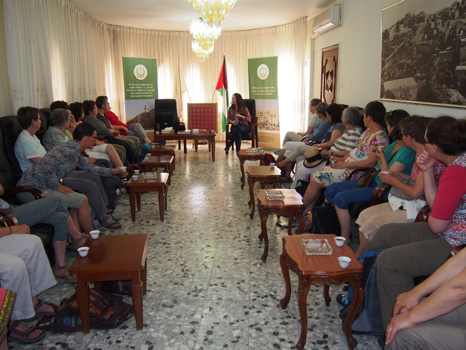 وفداً نسائياً من عدة مدن ألمانية يطلع على واقع حياة المرأة في بيت لحم 