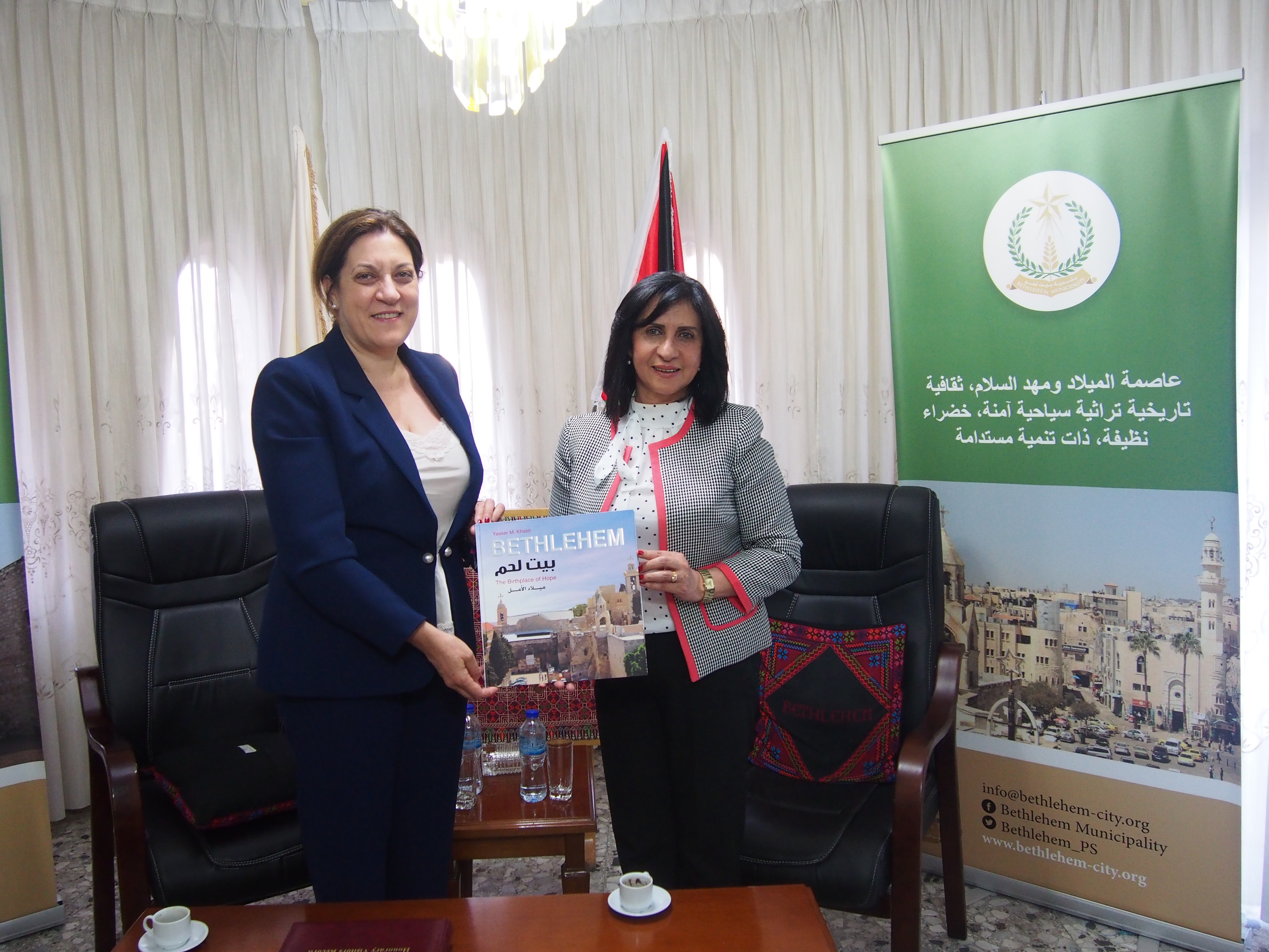 رئيسة بلدية بيت لحم تلتقي برئيسة مقاطعة أومبريا الإيطالية وتؤكد أن دعمهم للطالب الفلسطيني دعماً لمشروع الإنسان 