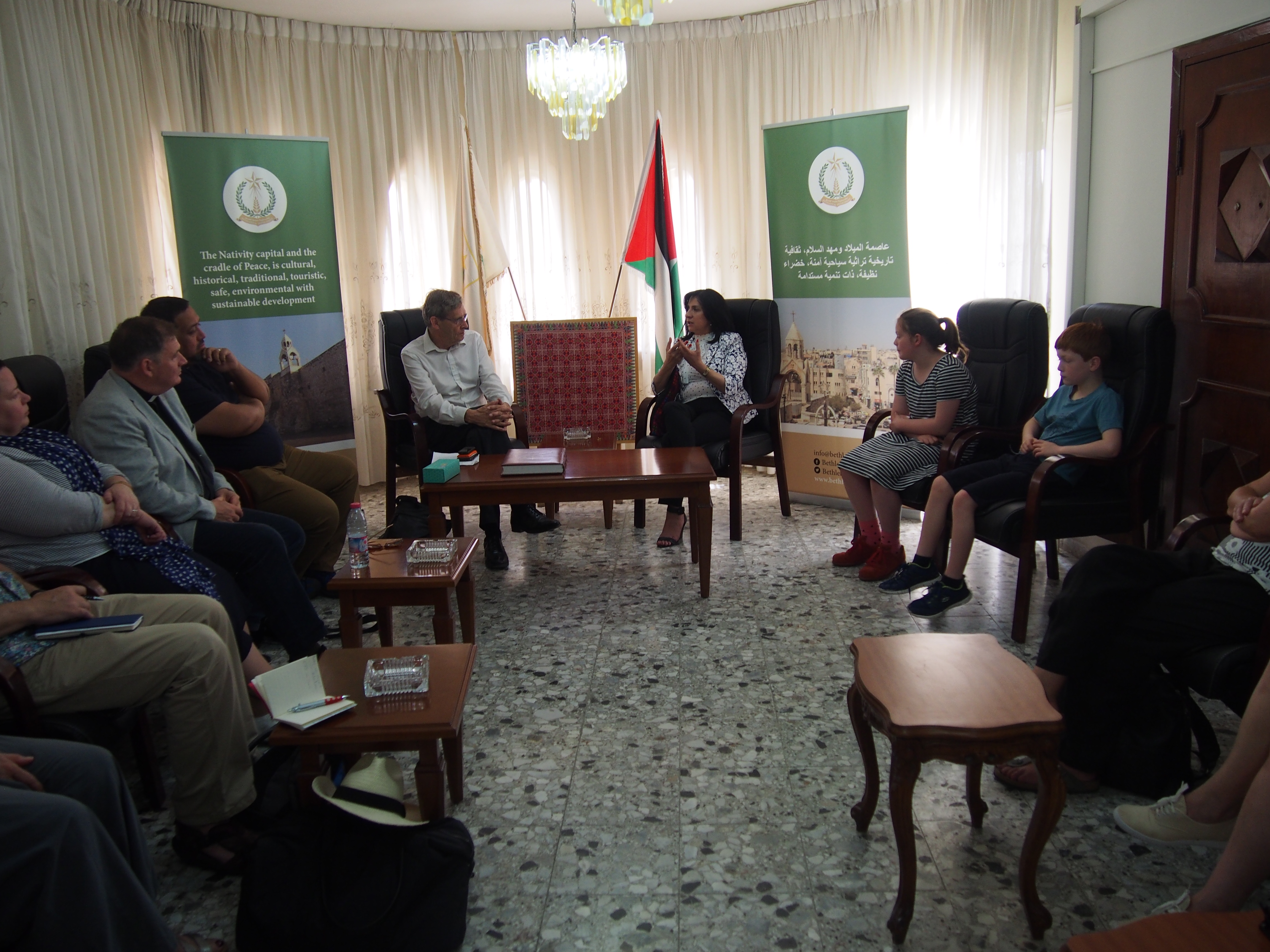 بابون تستقبل وفداً من كينينغتون البريطانية وتنقل لهم واقع المدينة وبدورهم يعربون عن رغبتهم في توقيع علاقة توأمة مع البلدية 