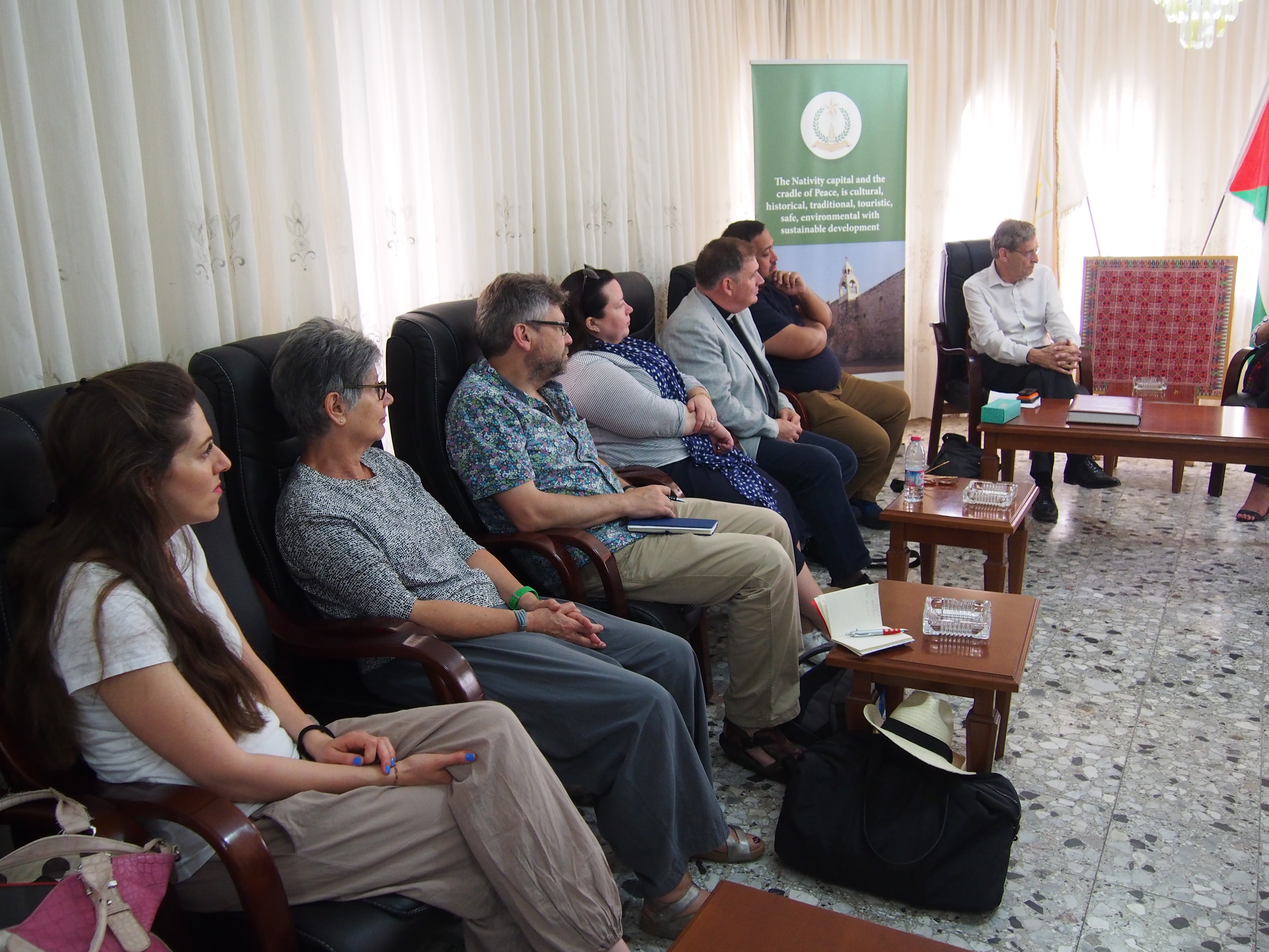 بابون تستقبل وفداً من كينينغتون البريطانية وتنقل لهم واقع المدينة وبدورهم يعربون عن رغبتهم في توقيع علاقة توأمة مع البلدية 